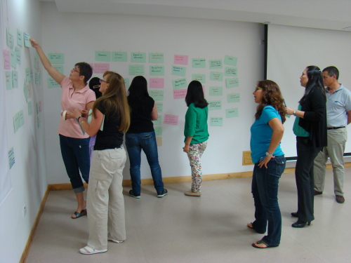 Participantes durante una actividad dirigida por Simone Staiger.