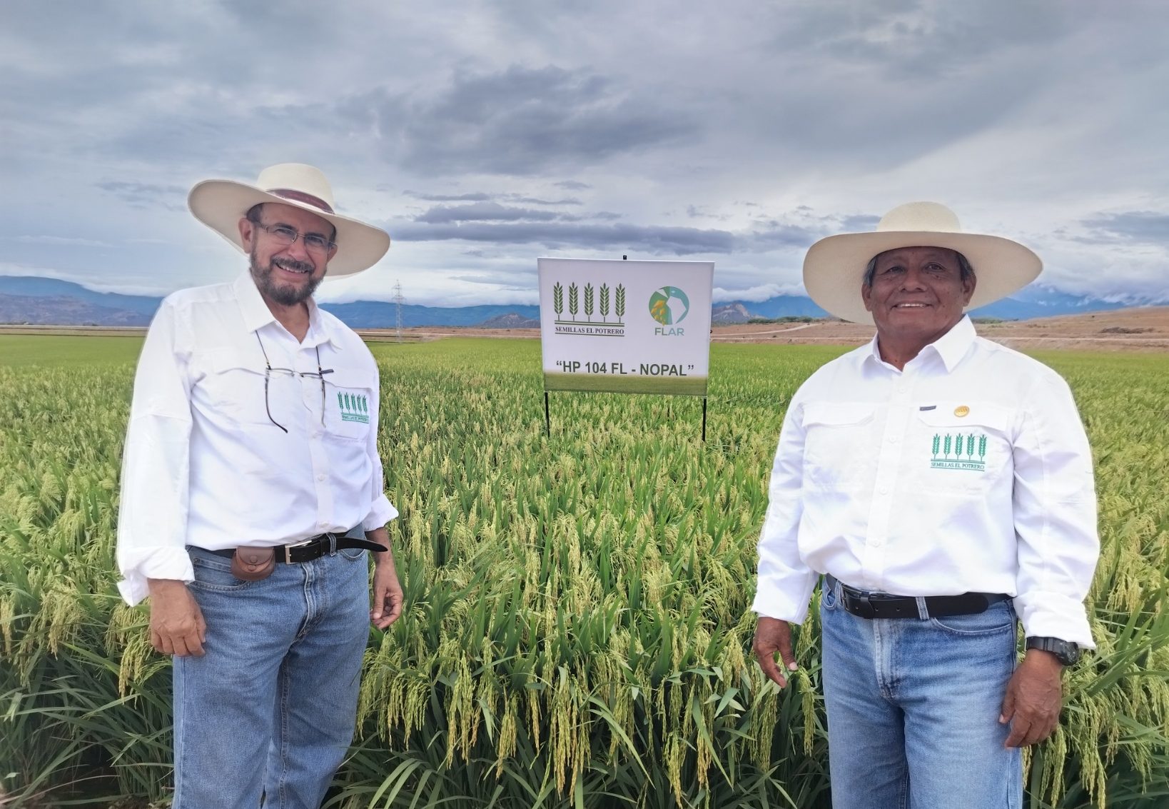 Carlos Bruzzone y Sebastián Panta, fitomejoradores de Hacienda El Potrero en Perú. Foto suministrada por Hacienda El Potrero