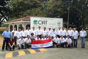 Delegación paraguaya visita al FLAR